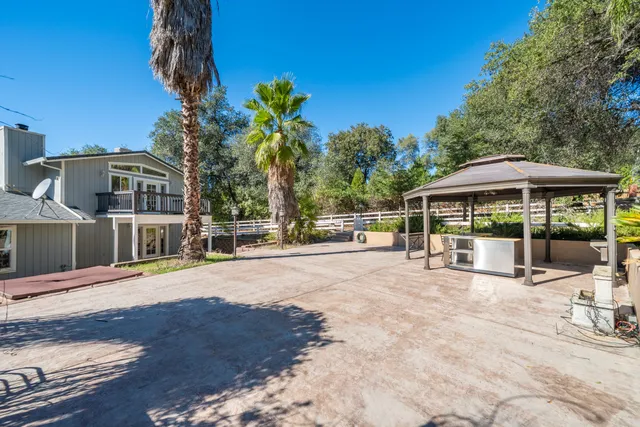 a view of an empty room with shelves