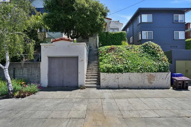 a view of a house with a yard and plants
