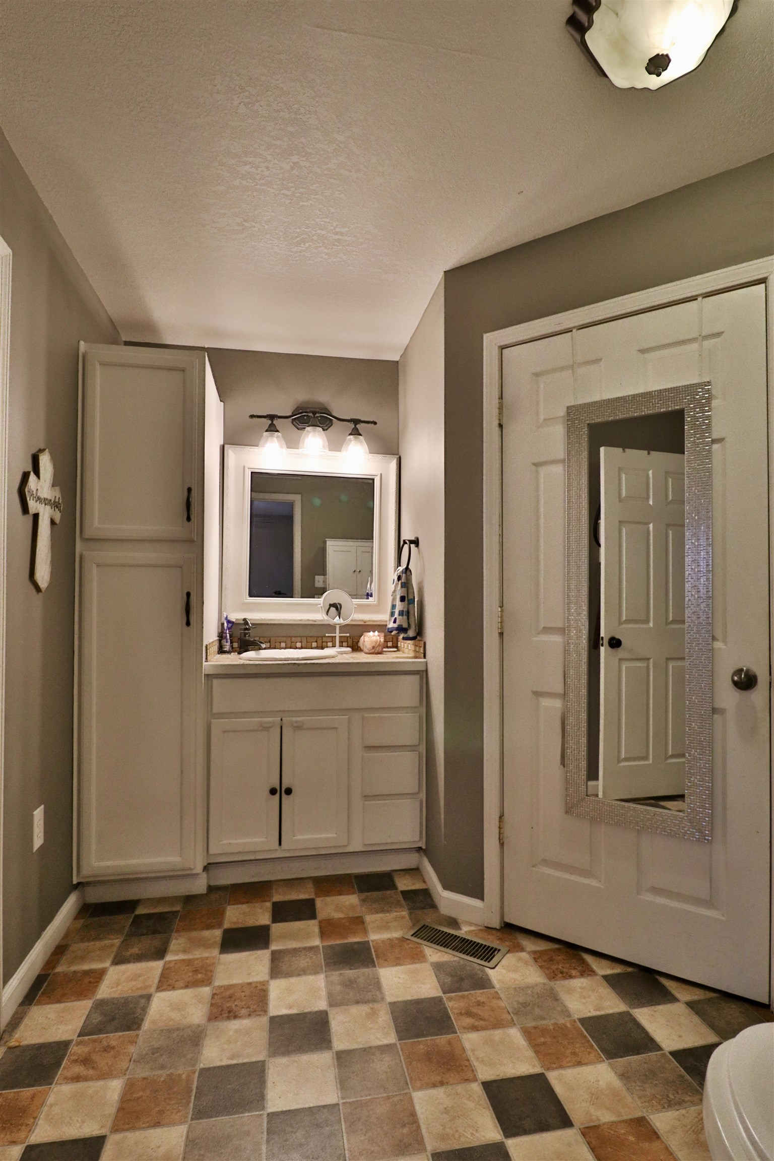 117 Charlie Ennis Road Dyersburg, TN 38024 - Photo 15 of 40 a room with a black white checkered floor