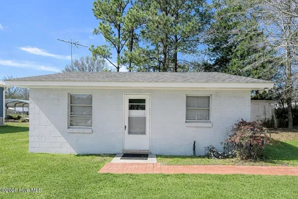 $300,000 | 124 Bayshore Drive, Cape Carteret, NC 28584