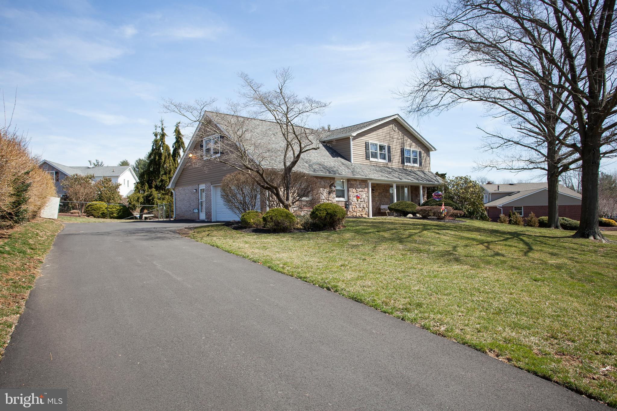 893 Broadmoor Road Huntingdon Valley, PA 19006 - Photo 31 of 34 Driveway