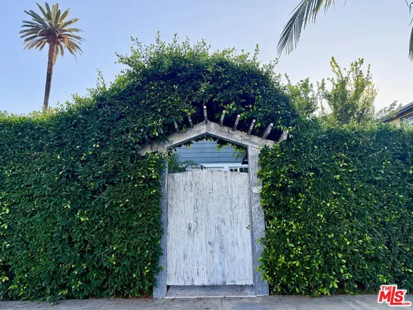 $3,995 | 2701 South Harcourt Avenue, Los Angeles, CA 90016