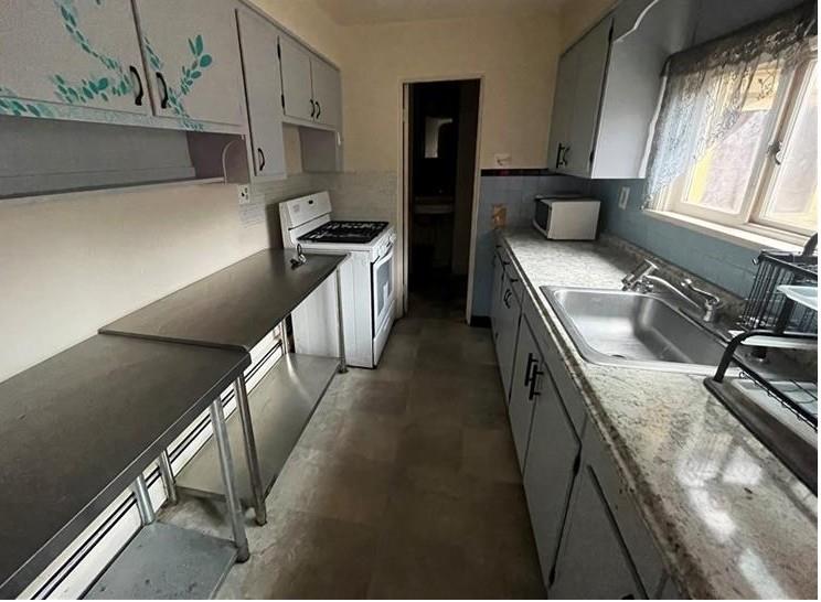 2918 Leander Street Pittsburgh, PA 15219 - Photo 7 of 9 a hallway with washer and dryer