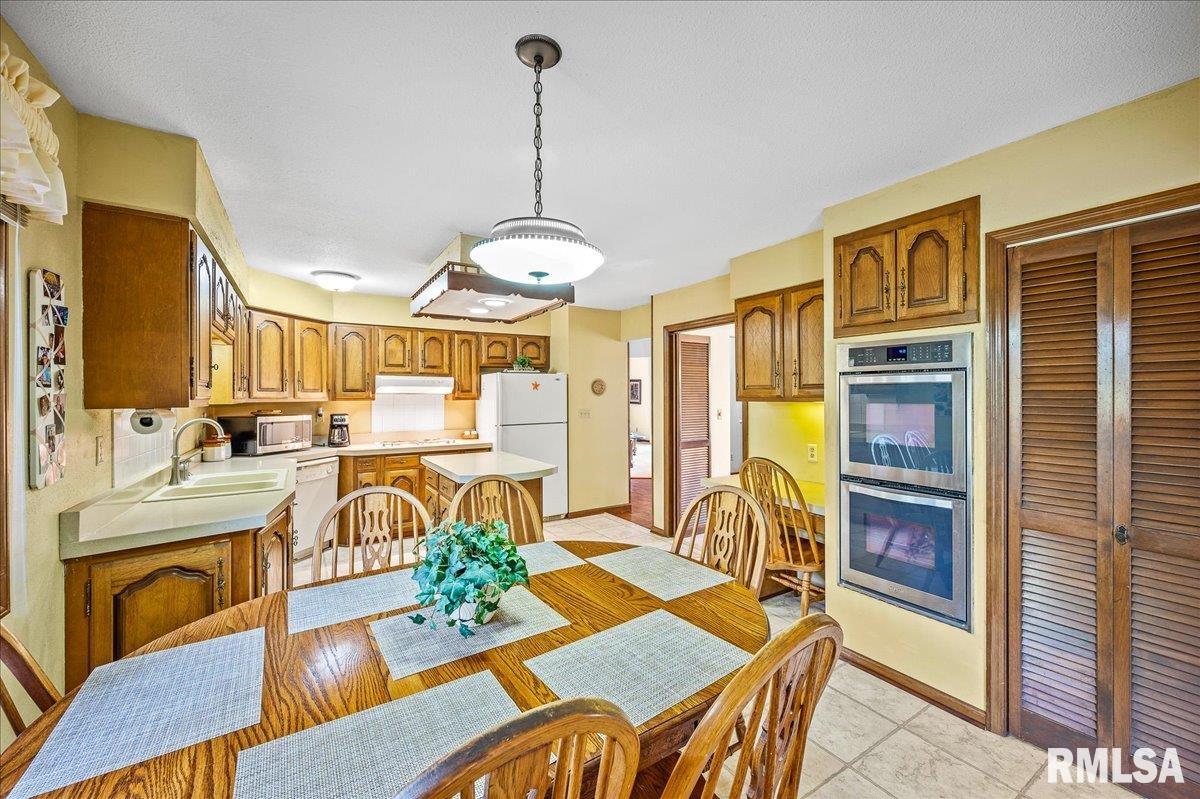 9810 Countryside Lane Edwards, IL 61528 - Photo 12 of 35 Gallery Image 12