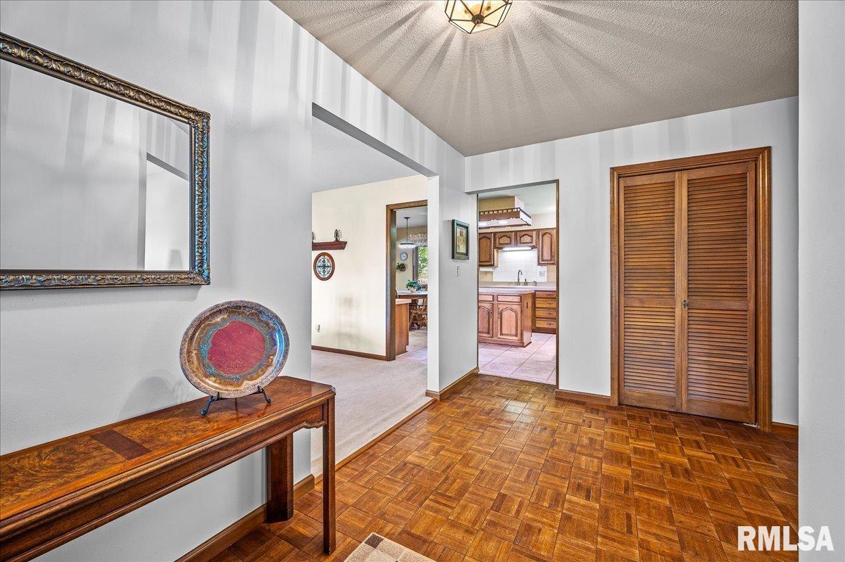 9810 Countryside Lane Edwards, IL 61528 - Photo 5 of 35 Gallery Image 5