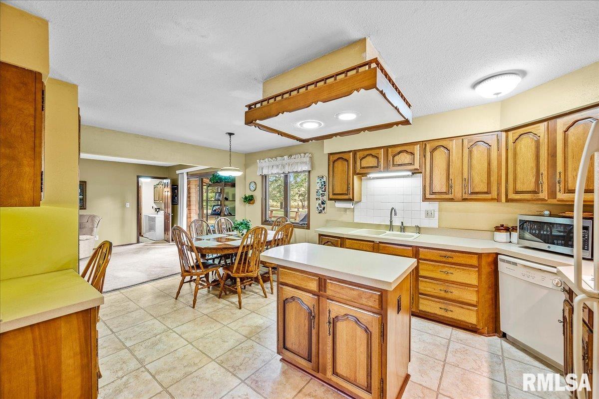 9810 Countryside Lane Edwards, IL 61528 - Photo 9 of 35 Gallery Image 9