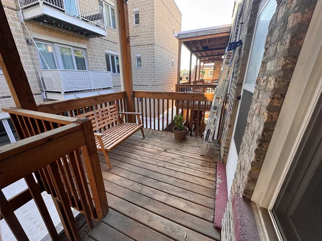 a view of entryway with a balcony