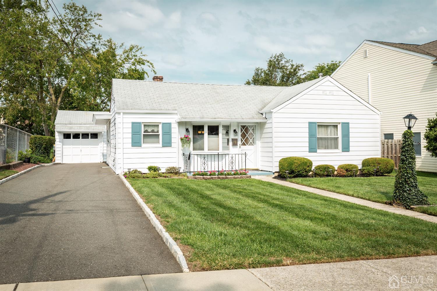 a view of a house with backyard and garden