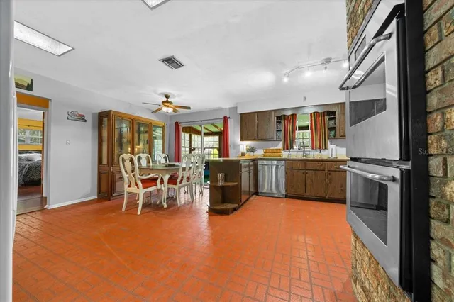 a view of a backyard