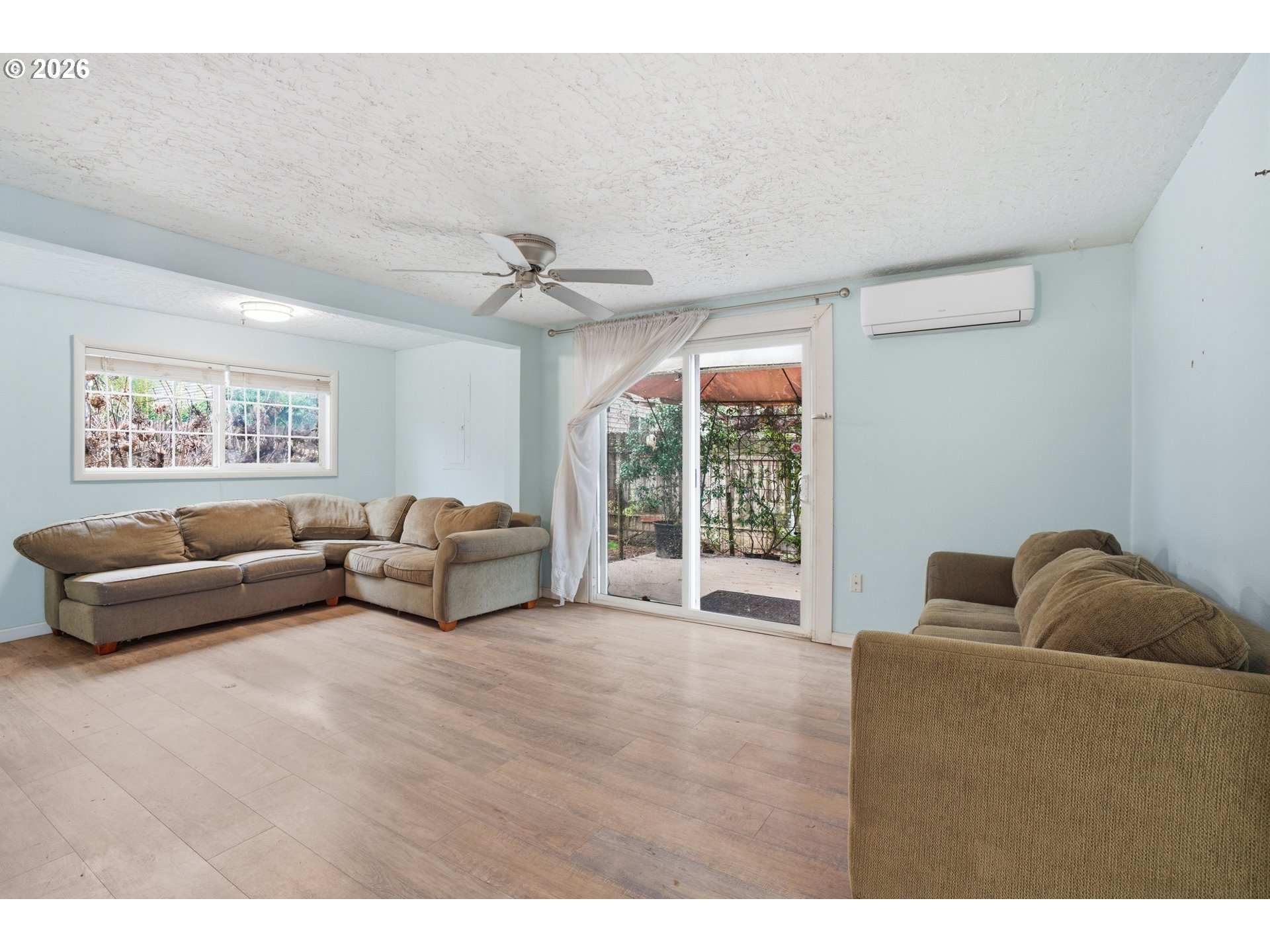 40 Southeast 133rd Avenue, Unit B Portland, OR 97233 - Photo 4 of 24 a living room with furniture and a large window