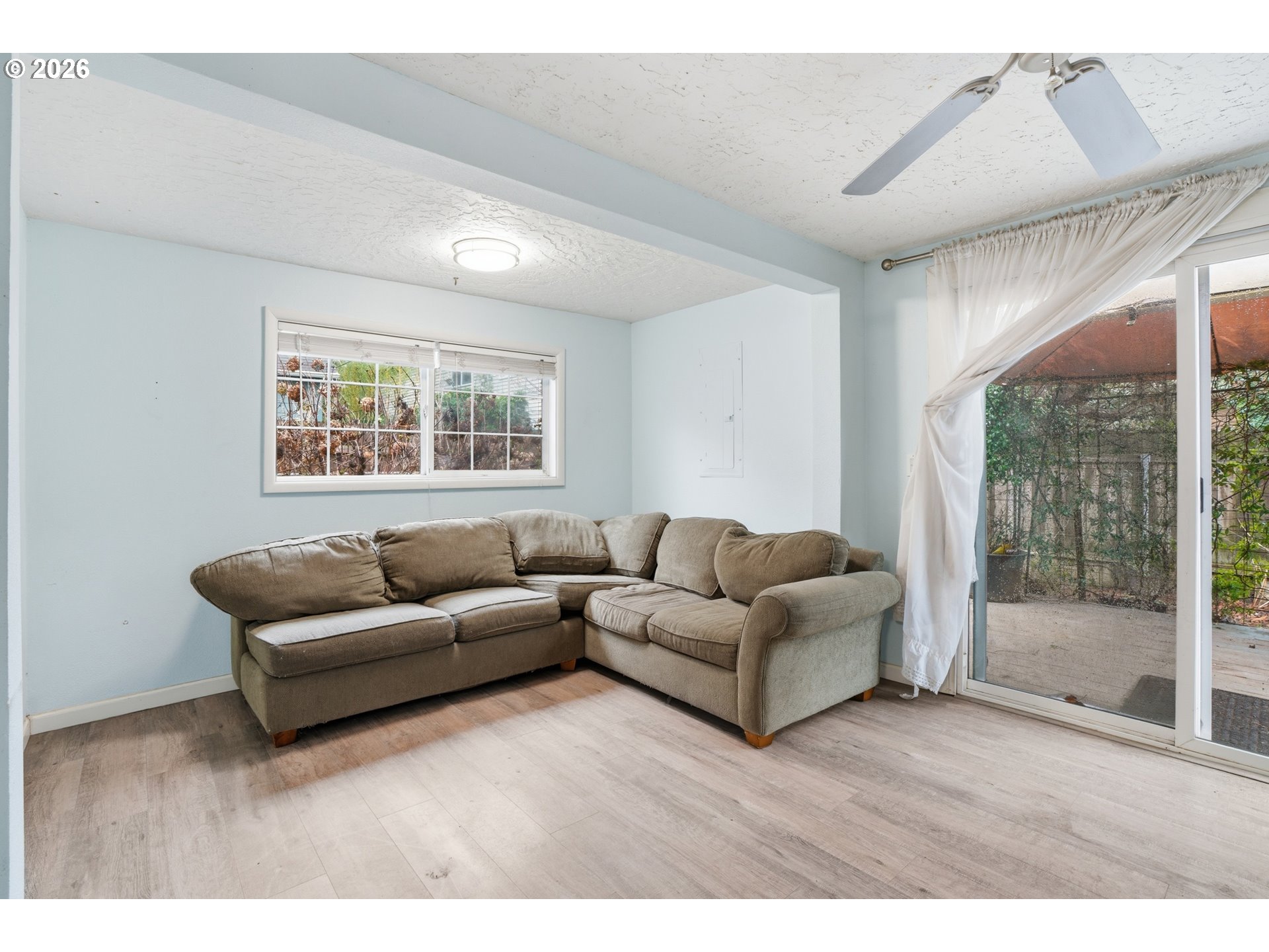40 Southeast 133rd Avenue, Unit B Portland, OR 97233 - Photo 6 of 24 a living room with furniture and a large window