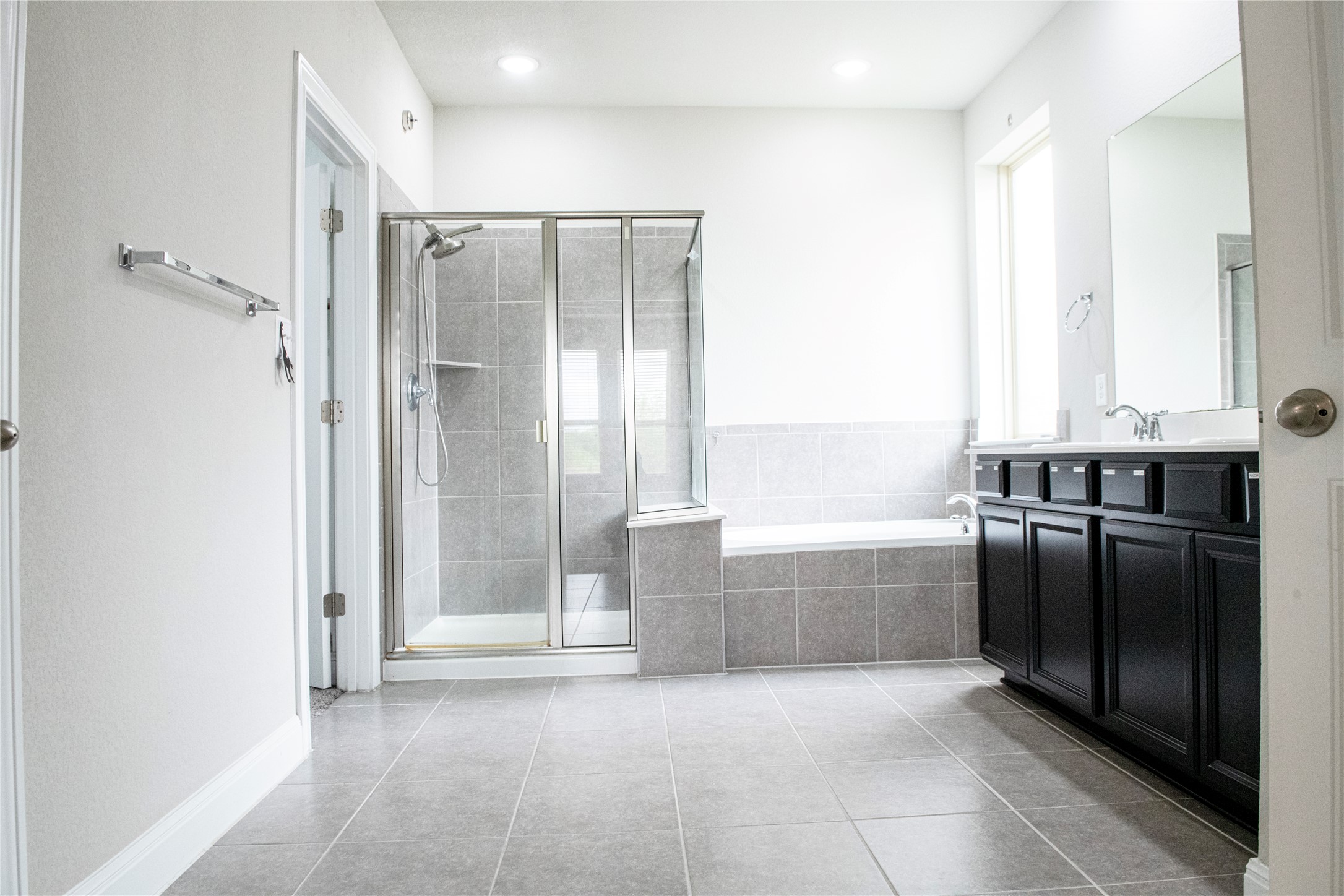 2260 Hat Bender Loop Round Rock, TX 78664 - Photo 32 of 40 a bathroom with a bathtub and a shower