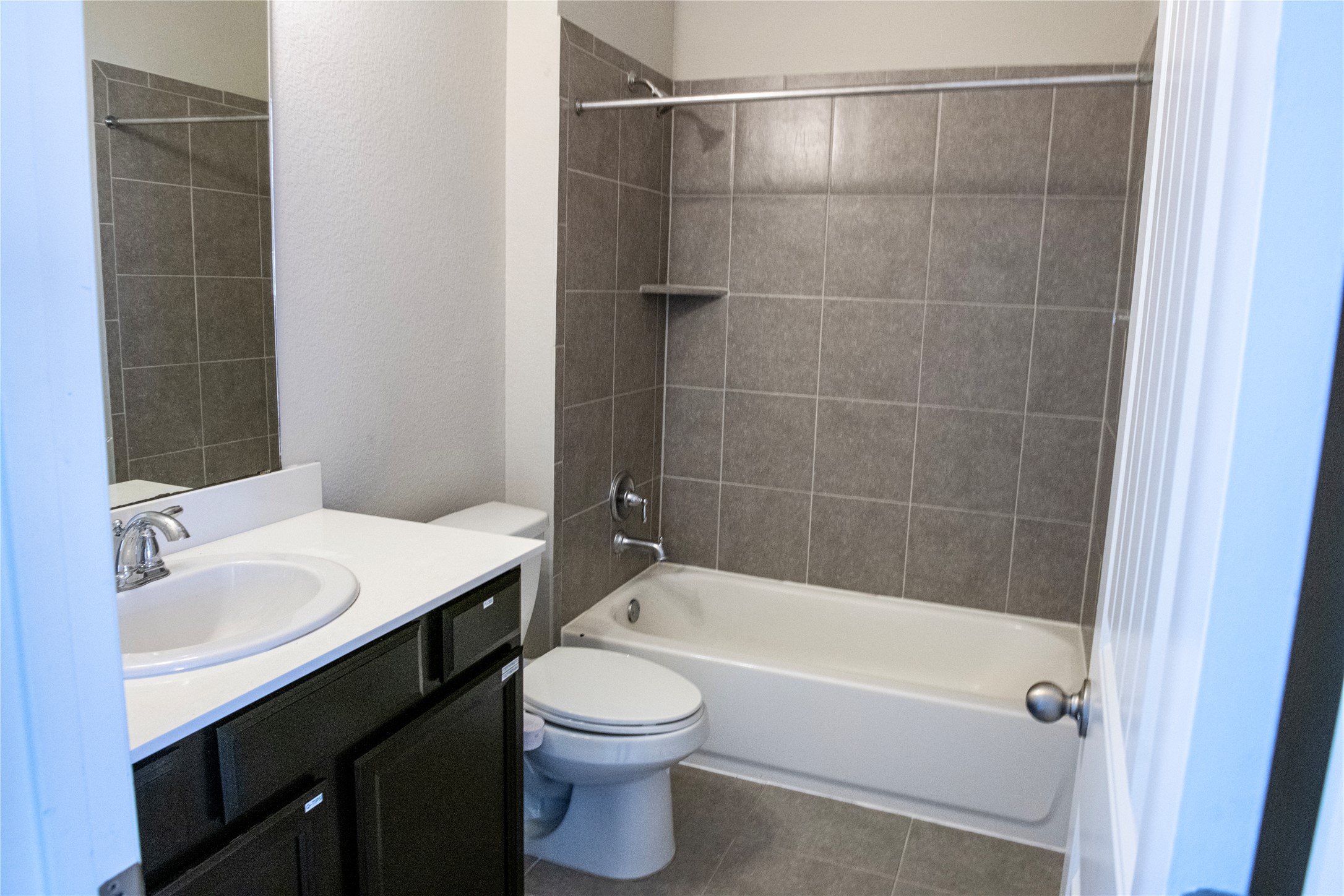2260 Hat Bender Loop Round Rock, TX 78664 - Photo 38 of 40 a bathroom with a bathtub a sink a toilet and a mirror