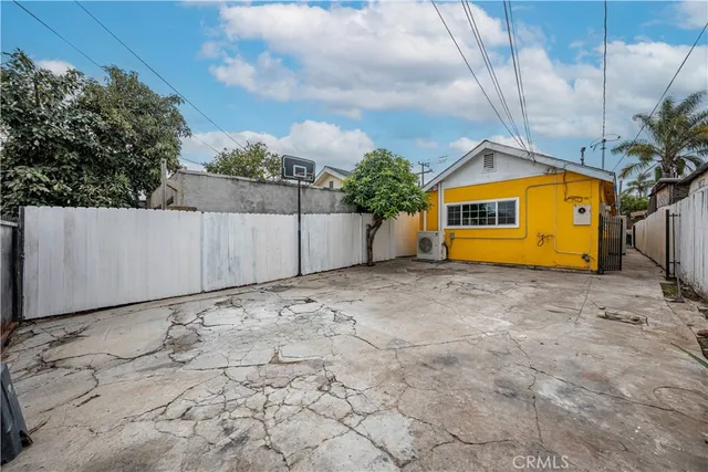 a view of a backyard