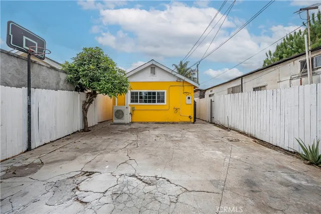 a view of a backyard