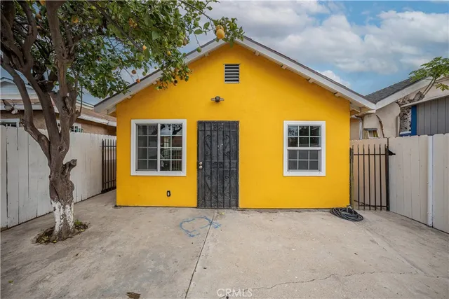 a view of a house with backyard and garage