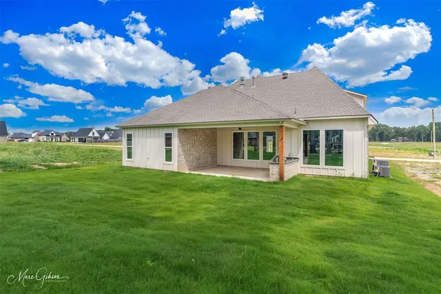 a view of a house with a backyard