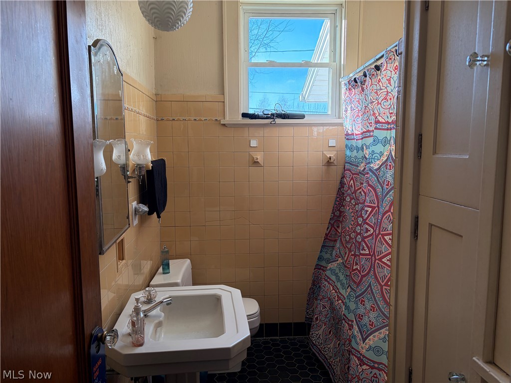 2031 Ridgewood Avenue Alliance, OH 44601 - Photo 10 of 22 DOWNSTAIRS BATHROOMWITH SHOWER AND TUB