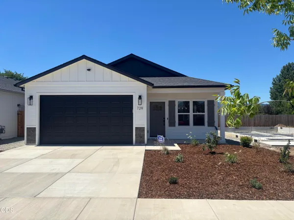 $399,900 | 729 Dahl Place, Unit 5, Medford, OR 97501