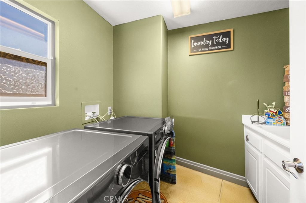 38327 Rancho Vista Drive Beaumont, CA 92223 - Photo 27 of 48 a bathroom with a sink a mirror and a bathtub