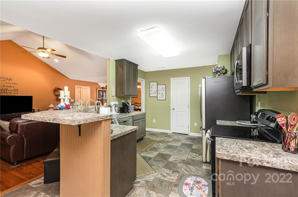155 Rose Brier Lane. Salisbury, NC 28146 - Photo 10 of 32 a kitchen with a sink stove and refrigerator