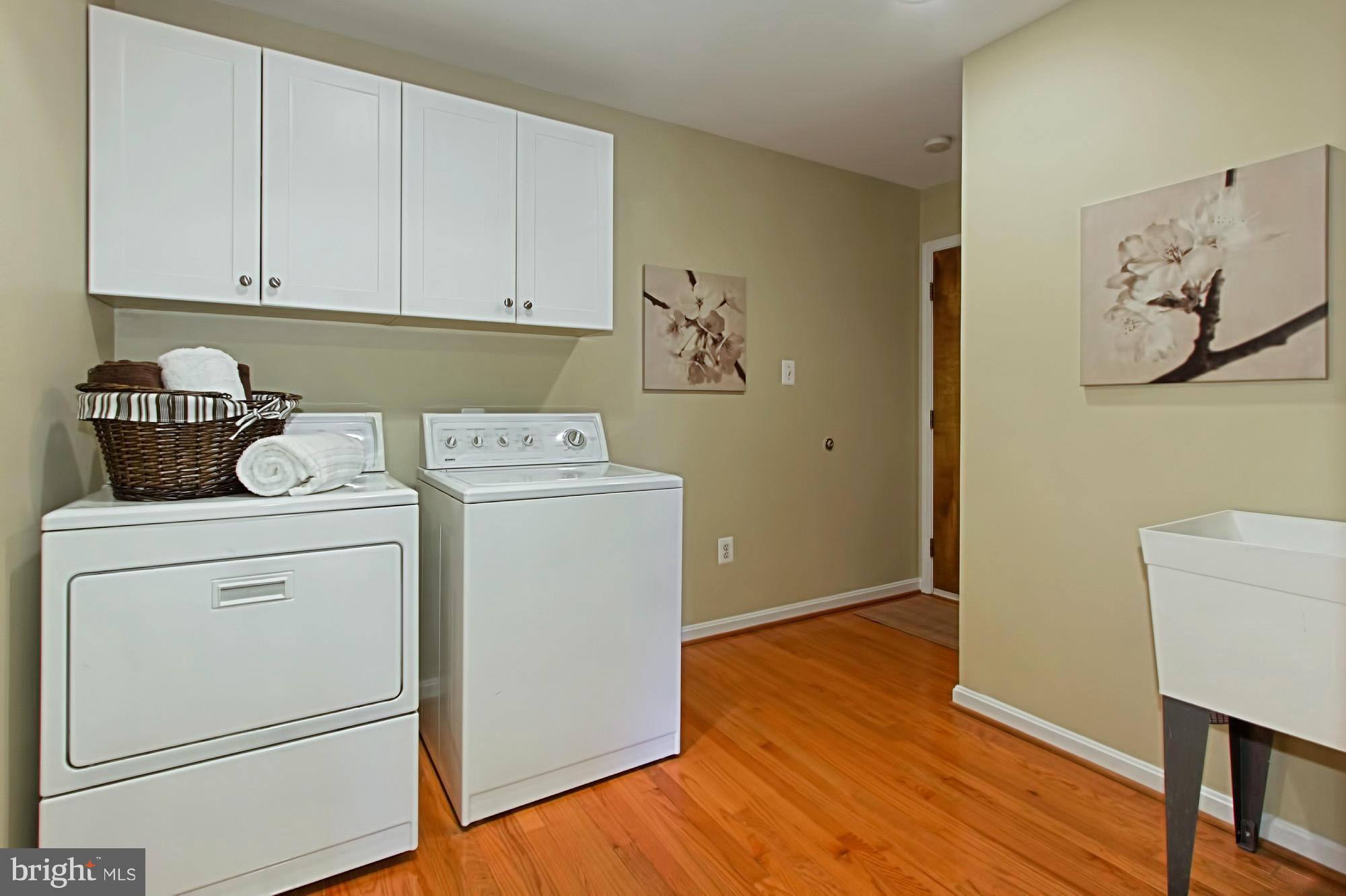11421 Popes Head Road Fairfax, VA 22030 - Photo 17 of 27 Main Level Laundry