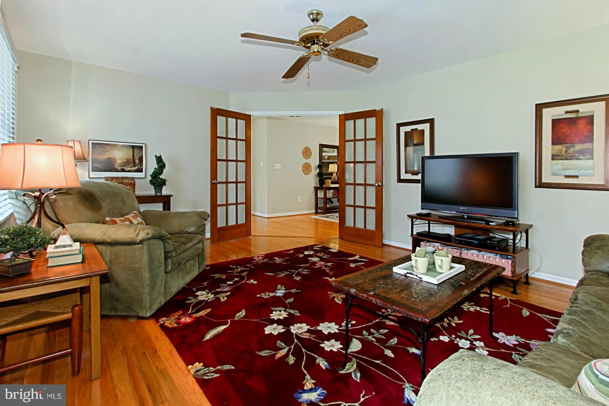 11421 Popes Head Road Fairfax, VA 22030 - Photo 6 of 27 Living Room