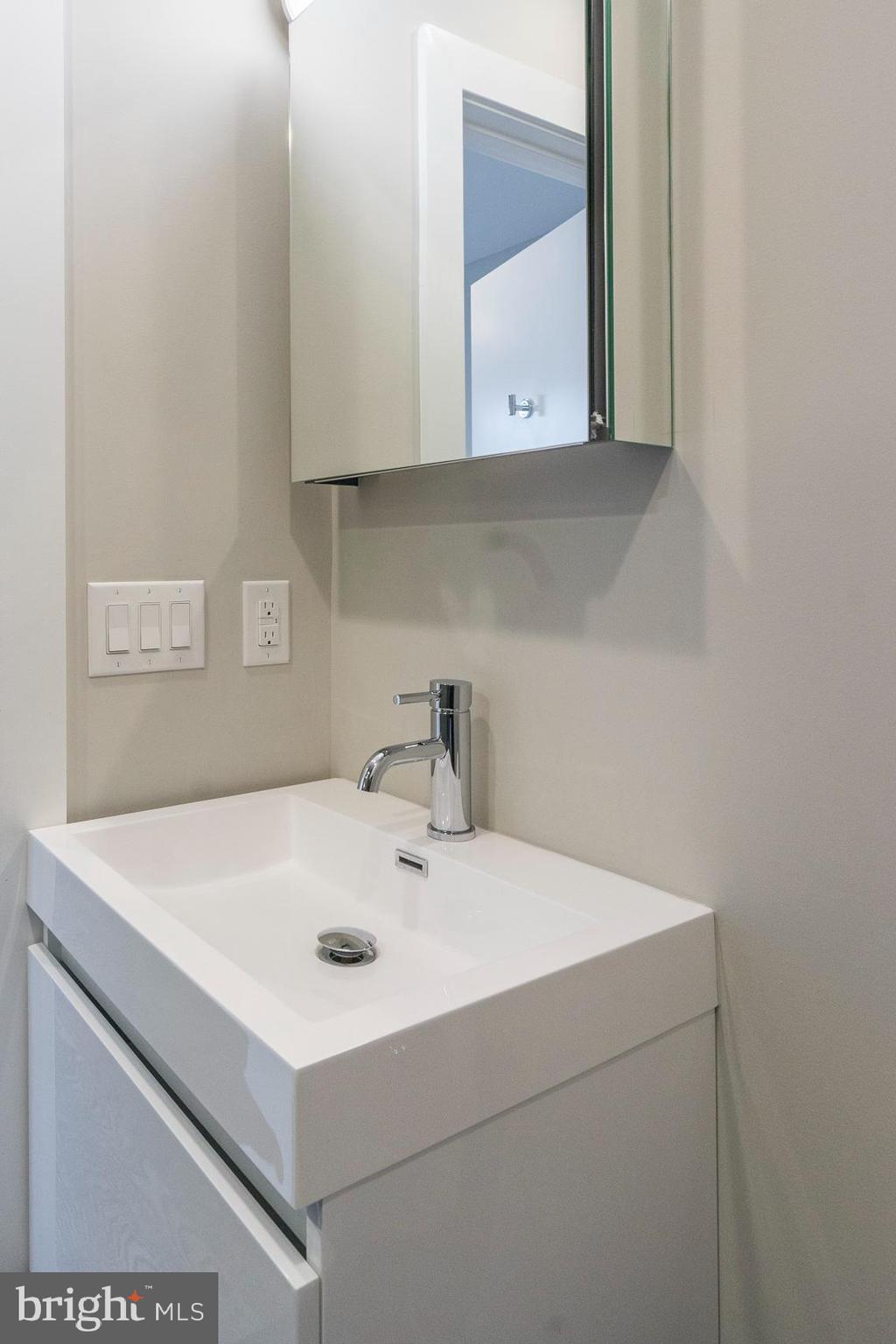 1641 Fitzwater Street, Unit B Philadelphia, PA 19146 - Photo 20 of 36