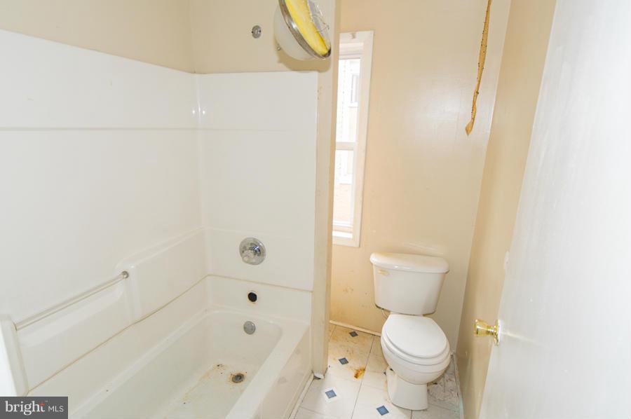 619 Appleton Street Baltimore, MD 21217 - Photo 12 of 17 Bath