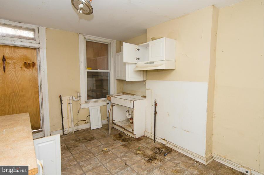 619 Appleton Street Baltimore, MD 21217 - Photo 7 of 17 Kitchen