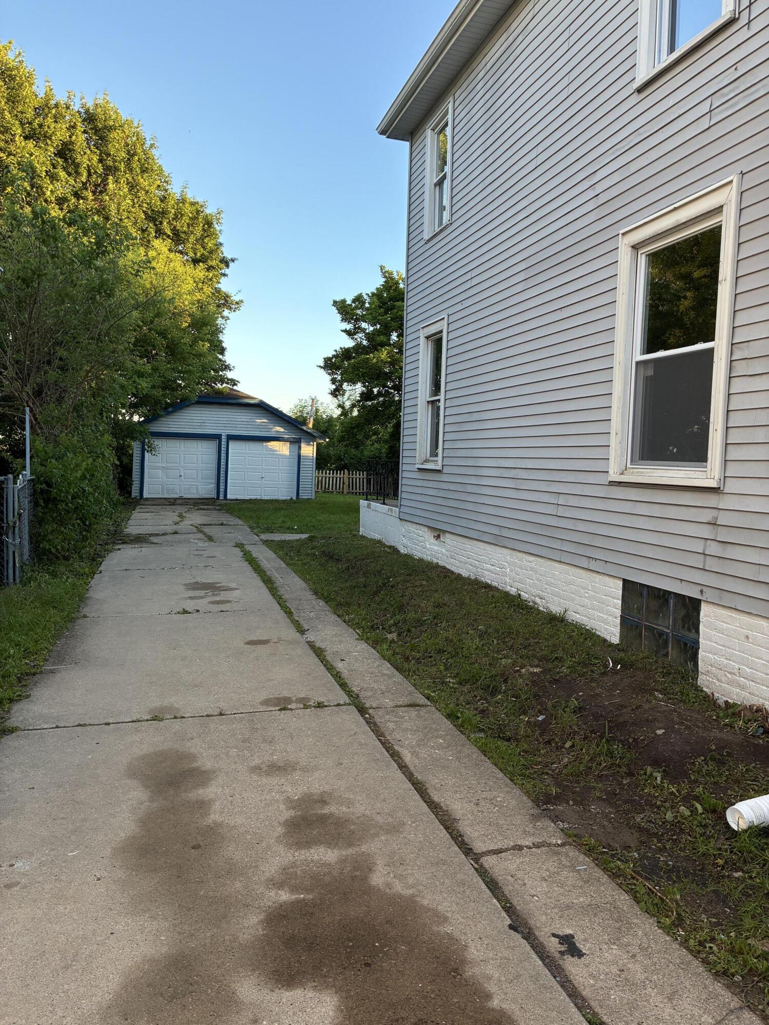 2415 Prospect Street Racine, WI 53404 - Photo 3 of 33 DRIVEWAY