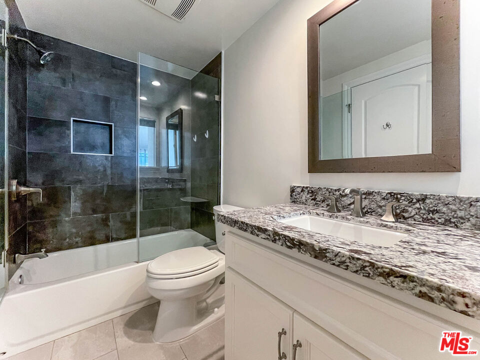 3824 Surfwood Road Malibu, CA 90265 - Photo 21 of 36 a bathroom with a bathtub and a toilet