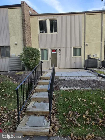 a view of a house with backyard and porch