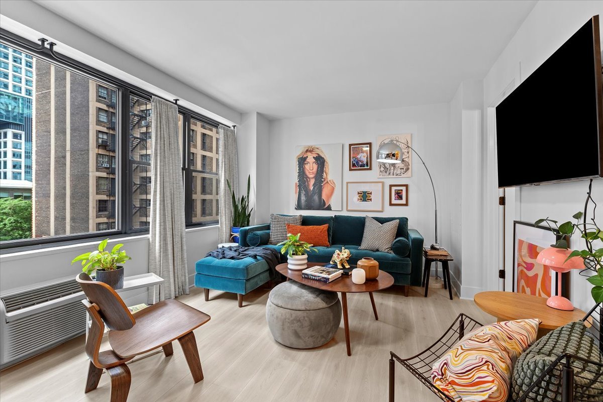 850 North Dewitt Place, Unit 7F Chicago, IL 60611 - Photo 6 of 13 a living room with furniture and a flat screen tv