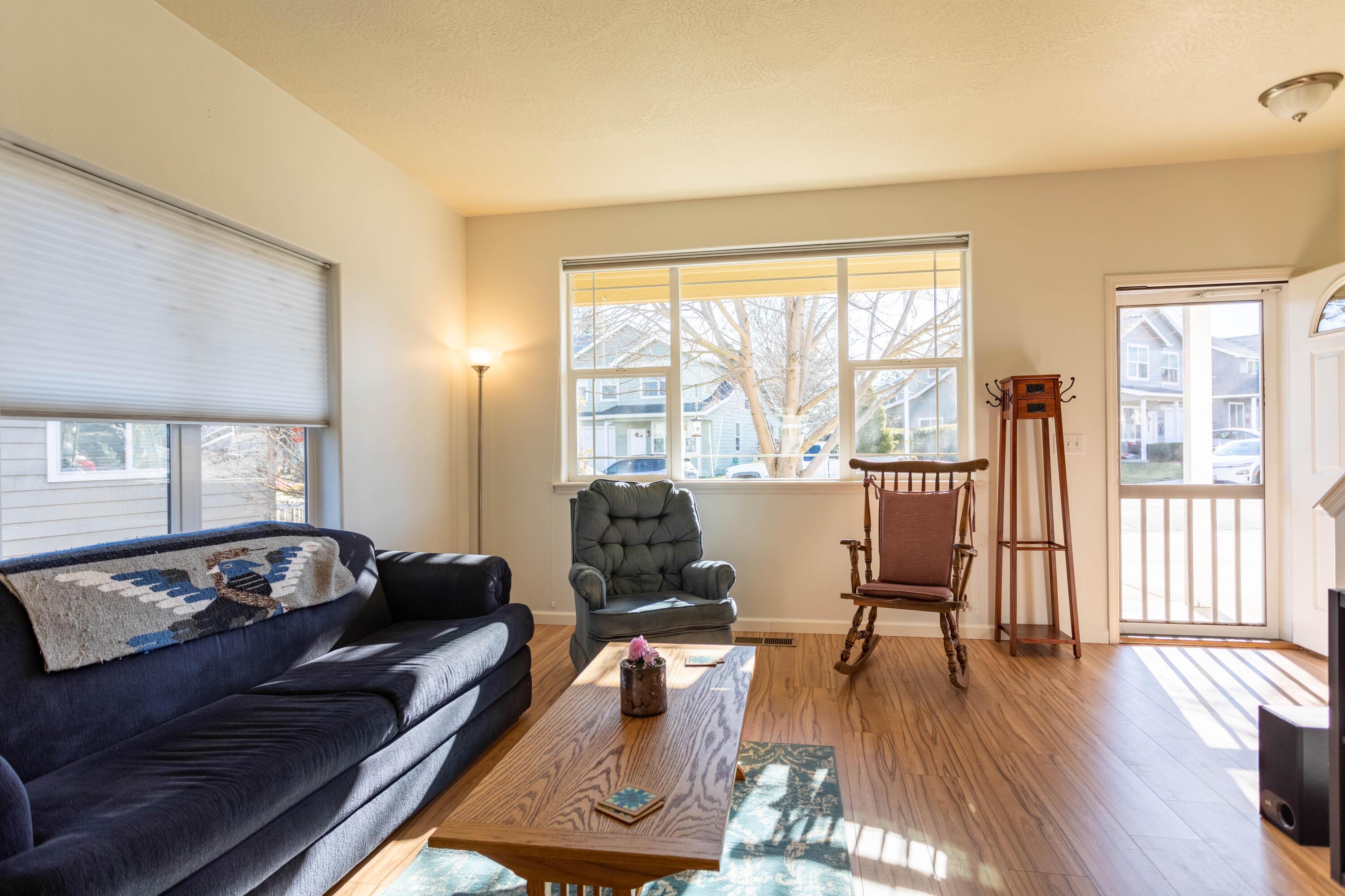 1012 Megan Lane Phoenix, OR 97535 - Photo 6 of 35 Living