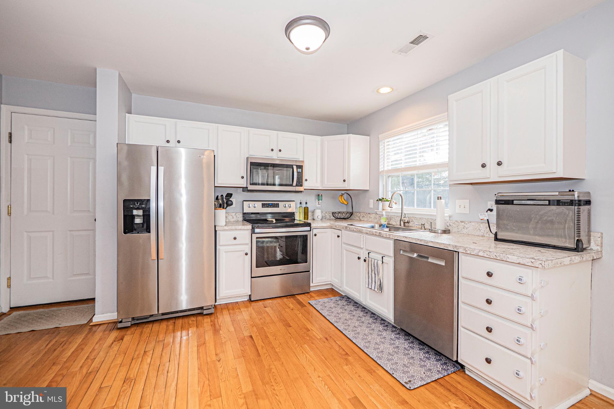 405 McClellan Drive Frederick, MD 21702 - Photo 11 of 39 a kitchen with granite countertop a refrigerator stove and sink