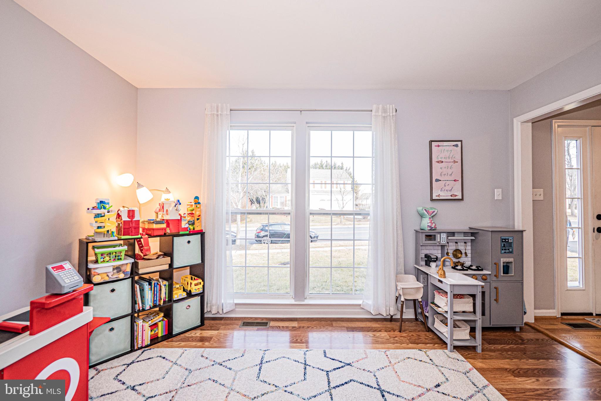 405 McClellan Drive Frederick, MD 21702 - Photo 17 of 39 a very nice looking room with a large window