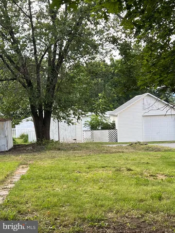 a view of a yard with a small cabin