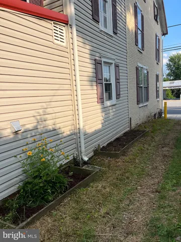 a view of a house with backyard and garden
