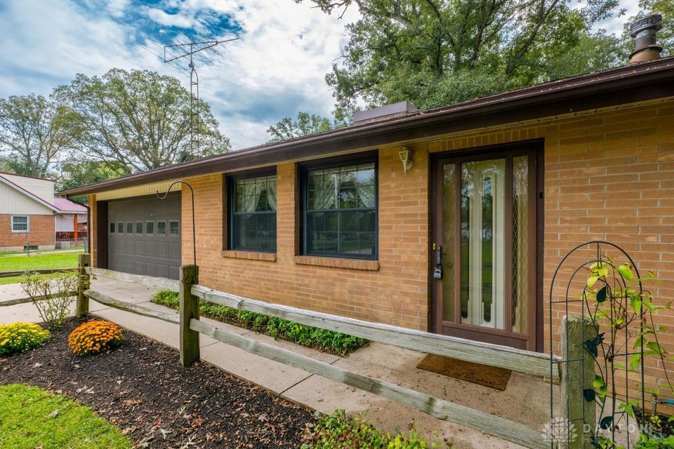 3215 East Pitchin Road Springfield, OH 45502 - Photo 2 of 49