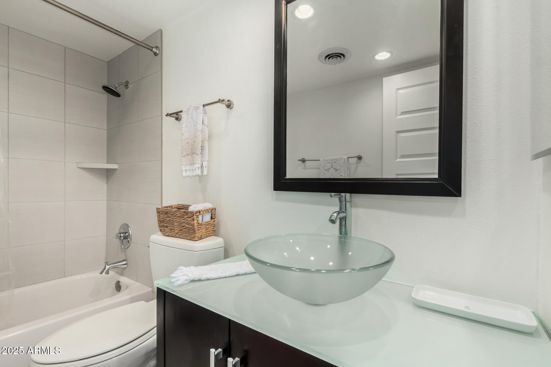 7970 East Camelback Road, Unit 507 Scottsdale, AZ 85251 - Photo 19 of 33 a bathroom with a sink a toilet and bathtub