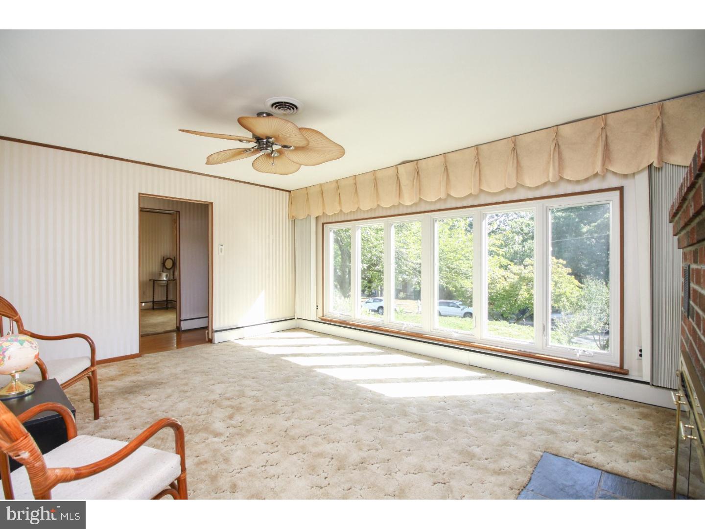 102 Yale Road Voorhees, NJ 08043 - Photo 4 of 25 Living Room