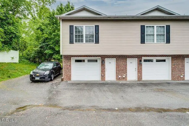 $2,400 | 169 East Grande Avenue, Unit 402, Johnson City, TN 37601