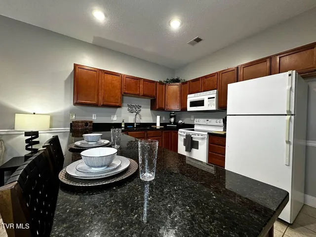 $2,400 | 169 East Grande Avenue, Unit 402, Johnson City, TN 37601