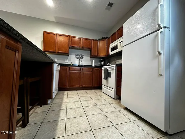 $2,400 | 169 East Grande Avenue, Unit 402, Johnson City, TN 37601