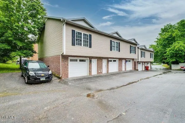 $2,400 | 169 East Grande Avenue, Unit 402, Johnson City, TN 37601