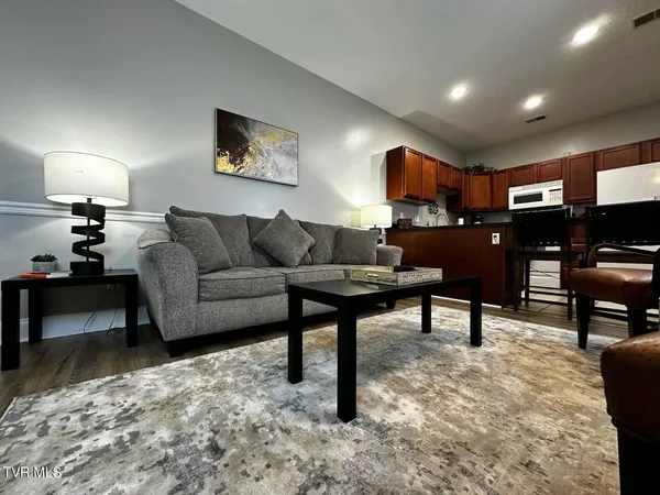 $2,400 | 169 East Grande Avenue, Unit 402, Johnson City, TN 37601