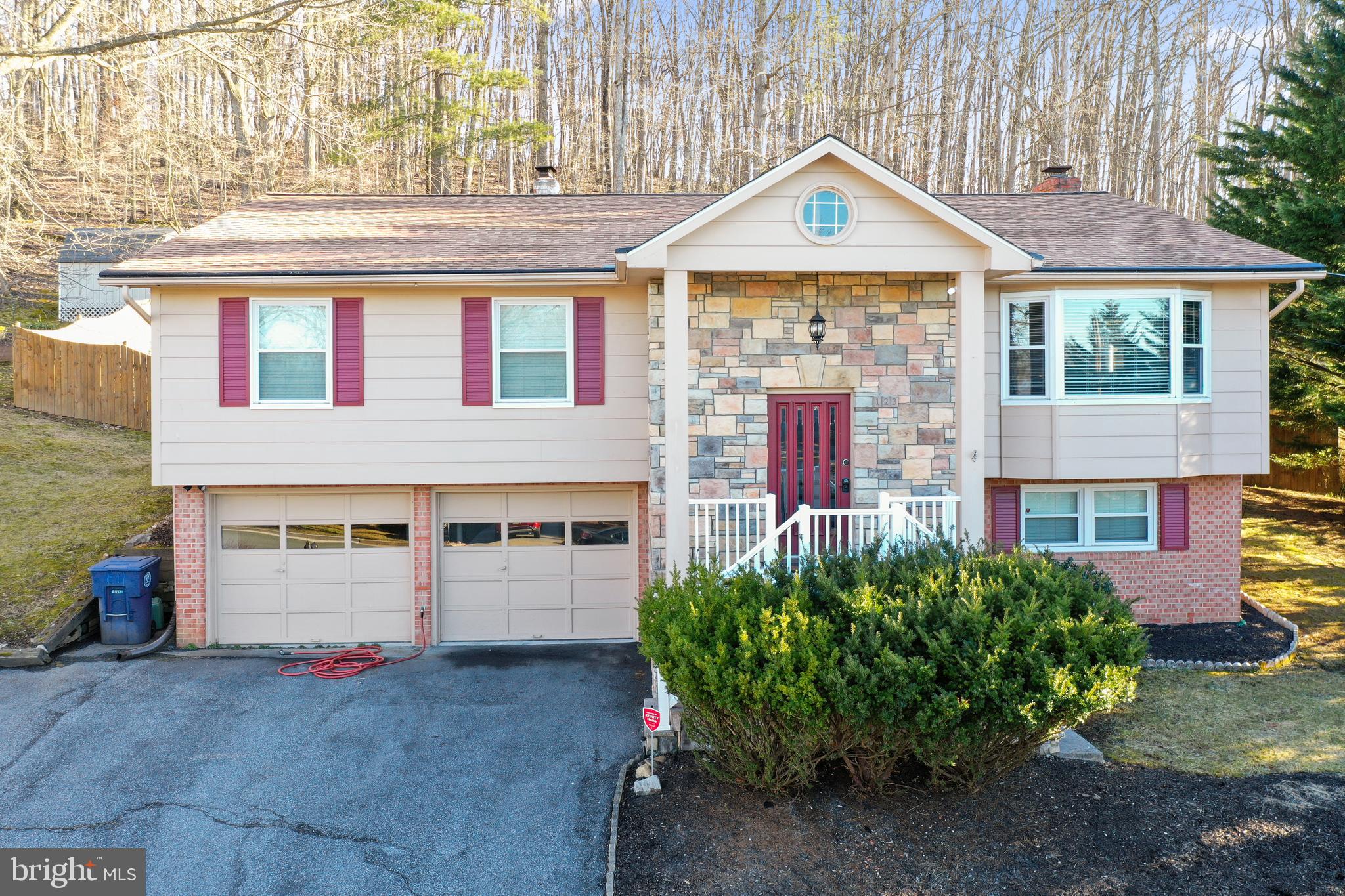 Gorgeous split foyer! Wai till you see the inside!