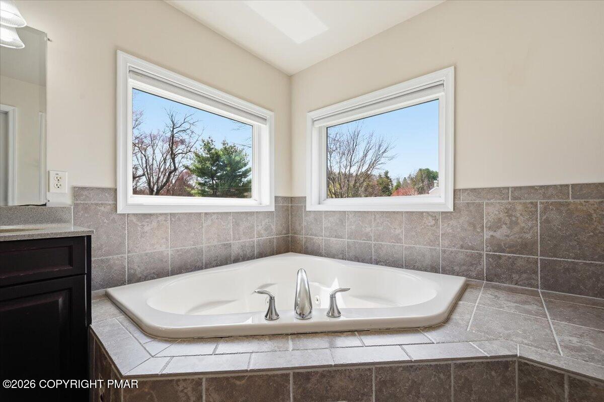 241 Dryden Road Stroudsburg, PA 18360 - Photo 52 of 101 Primary Bath Jetted Tub
