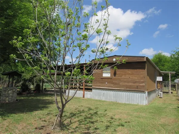 a view of a backyard